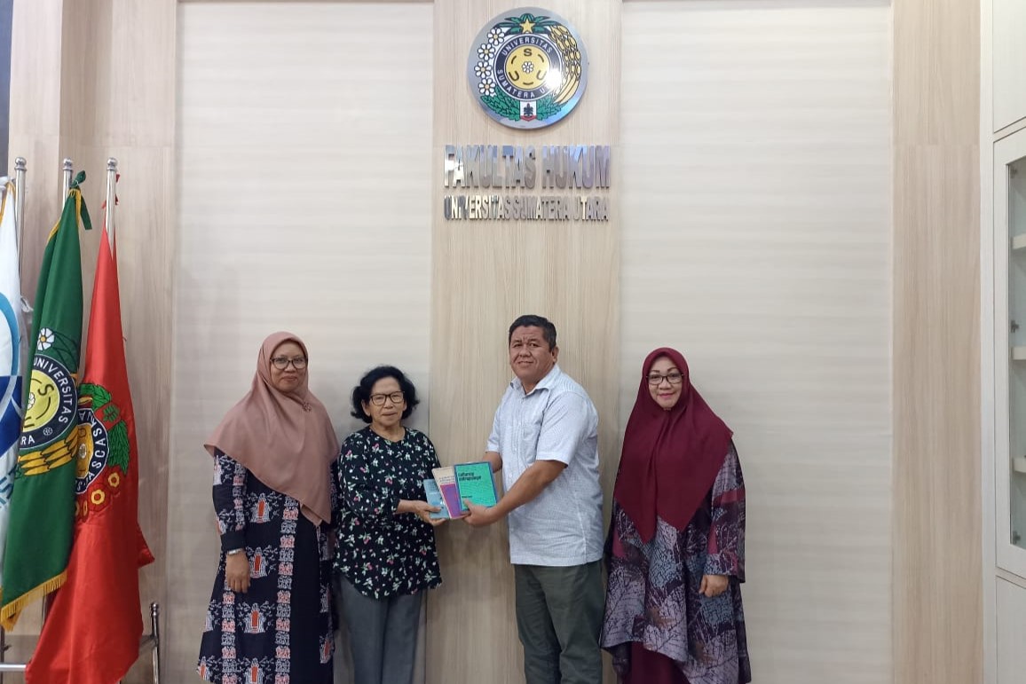 USU Faculty of Law Receives Book Donation from Retired Lecturer of USU Faculty of Law